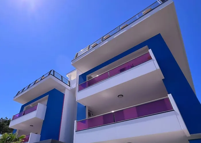 Comfy Ground-floor Steps Form The Apartament *